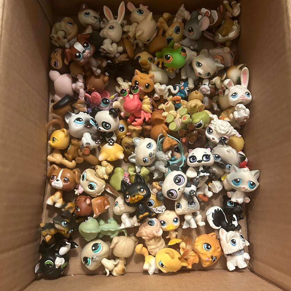 84 Littlest Pet Shop toys